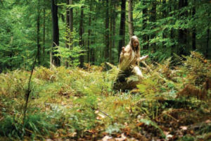 Hildegarde jeune jouant dans la forêt. © Film "Vision - Aus dem Leben der Hildegard von Bingen" de Margarethe Von Trotta